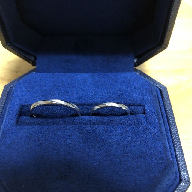 【ROYAL ASSCHER(ロイヤル・アッシャー)の口コミ】 ・つや消し加工がしてある。
・シンプル過ぎないデザイン。
・細身。
・ウ…