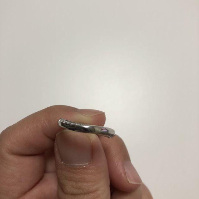 【4℃ BRIDAL(ヨンドシーブライダル)の口コミ】 緩やかにV字ラインになっている指輪を探している時に一目惚れでした。女性…