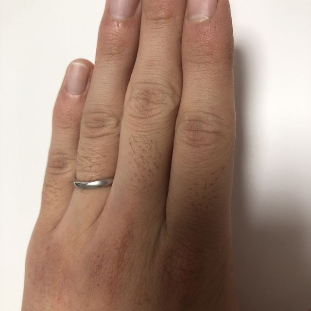 【4℃ BRIDAL(ヨンドシーブライダル)の口コミ】 緩やかにV字ラインになっている指輪を探している時に一目惚れでした。女性…