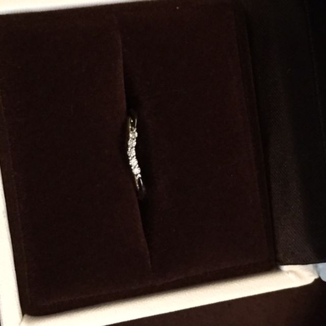 【アイプリモ(I-PRIMO)の口コミ】 普段使いしやすい婚約指輪を探していました。ダイヤが大きすぎると普段使…