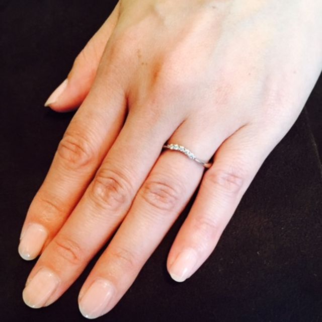 【アイプリモ(I-PRIMO)の口コミ】 普段使いしやすい婚約指輪を探していました。ダイヤが大きすぎると普段使…
