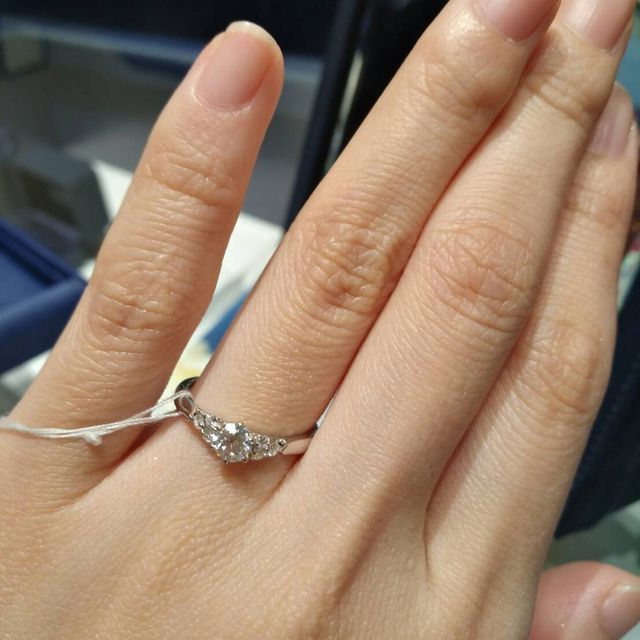 【銀座ダイヤモンドシライシの口コミ】 とても可愛いデザインで目を引きました。あとはせっかくの婚約指輪でダイ…