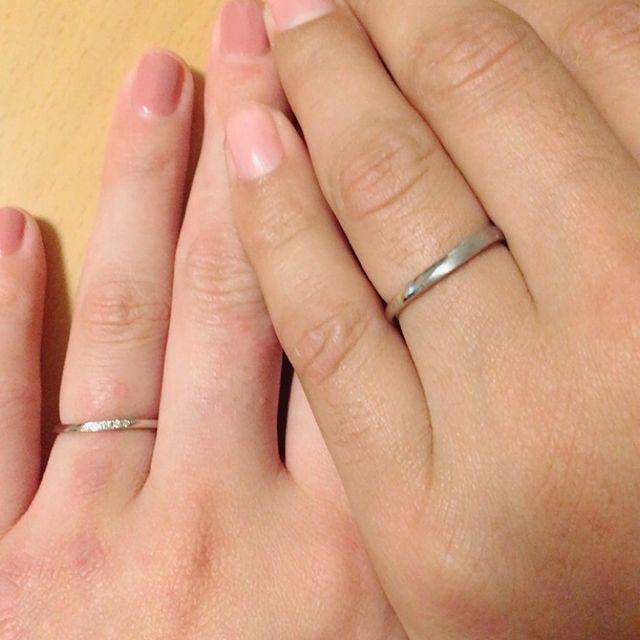 【RosettE(ロゼット)の口コミ】 私は華奢なデザインが良くて、旦那は太めの指輪がいいという事でペアで探…