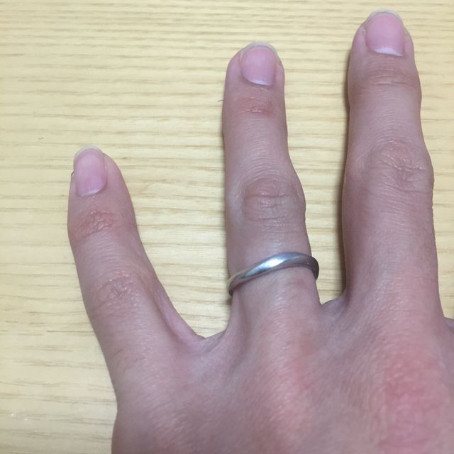 【4℃ BRIDAL(ヨンドシーブライダル)の口コミ】 妻も私もあまりキラキラと目立つものが好きではないため、今付けているシ…