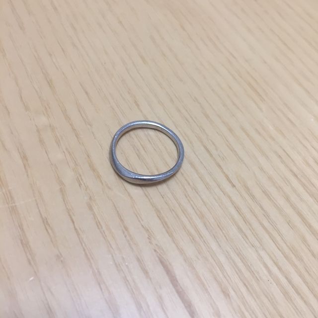 【4℃ BRIDAL(ヨンドシーブライダル)の口コミ】 妻も私もあまりキラキラと目立つものが好きではないため、今付けているシ…