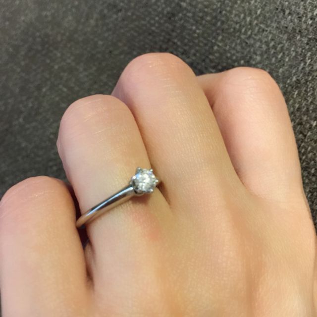 【ティファニー(Tiffany & Co.)の口コミ】 とにかく王道である立て爪ダイヤの結婚指輪に強い憧れがありました。
6つ…