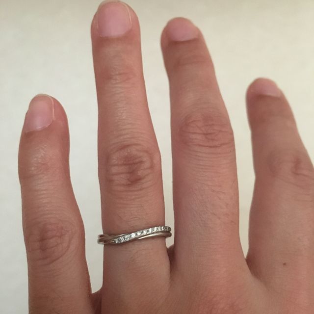【銀座ダイヤモンドシライシの口コミ】 V字のデザインが指をほっそりと綺麗に見せてくれますし、小粒のダイヤモン…