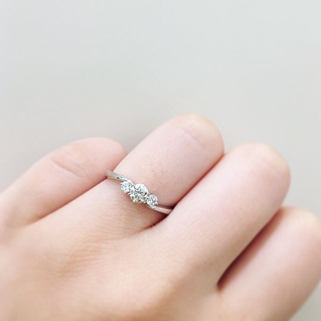 【ROYAL ASSCHER(ロイヤル・アッシャー)の口コミ】  指がとても綺麗に見えるデザインでした。指が短いのでなかなか自分に似合…