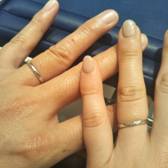 【銀座ダイヤモンドシライシの口コミ】 ストレートで斜めにダイヤモンドが入っているデザインの指輪を試着しまし…