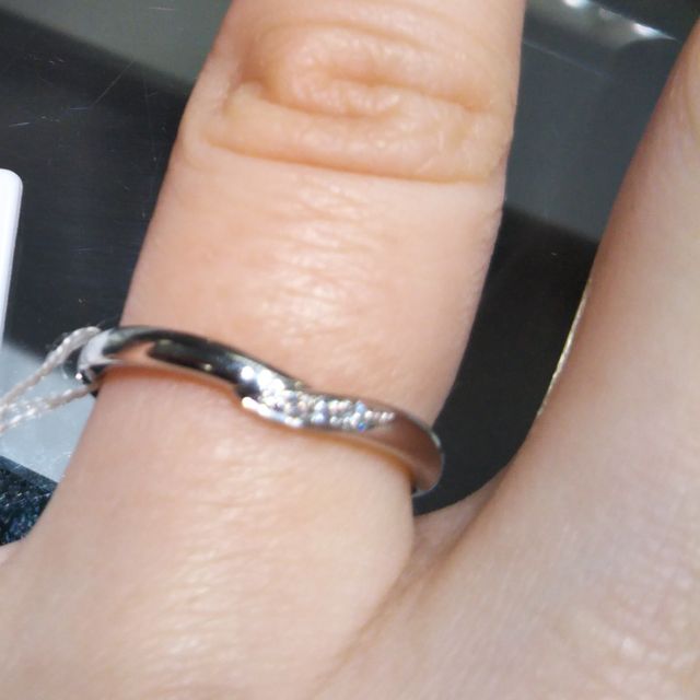 【アイプリモ(I-PRIMO)の口コミ】 重なりのラインが可愛らしいです。そして指をきれいに見せてくれます。ダ…