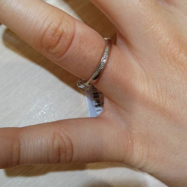 【TRECENTI(トレセンテ)の口コミ】 ストレートのシンプルな指輪を試着しました。ラインに沿ったダイヤモンド…