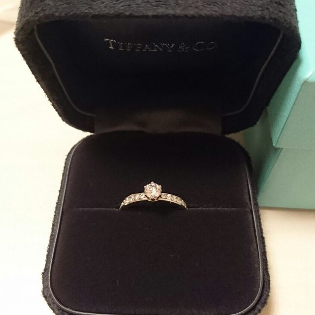 【ティファニー(Tiffany & Co.)の口コミ】 一粒ダイヤモンドがあることで華やかさと、婚約指輪ならではという印象が…