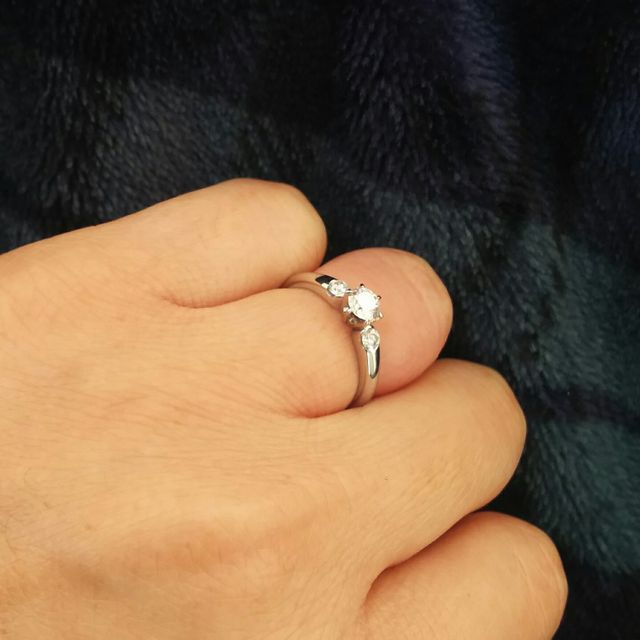 【ROYAL ASSCHER(ロイヤル・アッシャー)の口コミ】 一粒ダイヤと三粒ダイヤ（今回選んだもの）と迷いましたが、歳を取っても…