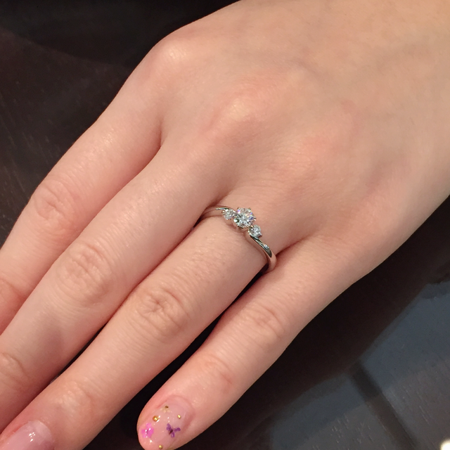 【ROYAL ASSCHER(ロイヤル・アッシャー)の口コミ】 ダイヤモンドの輝きがとても上品で綺麗でした！
ダイヤが３石のデザインは…