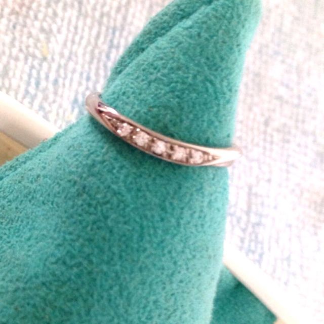 【ラザール ダイヤモンド(LAZARE DIAMOND)の口コミ】 緩やかにウェーブしたラインなので指を細く長めに見せる効果があり、私の…