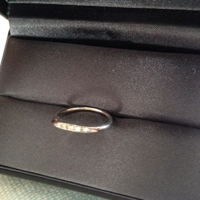 【ラザール ダイヤモンド(LAZARE DIAMOND)の口コミ】 緩やかにウェーブしたラインなので指を細く長めに見せる効果があり、私の…