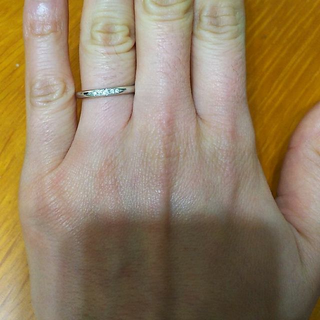 【銀座ダイヤモンドシライシの口コミ】 男性側のデザインがシンプルで気に入りました。手が大きいため幅の太いリ…