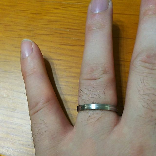 【銀座ダイヤモンドシライシの口コミ】 男性側のデザインがシンプルで気に入りました。手が大きいため幅の太いリ…