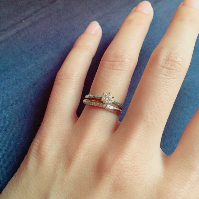 【エクセルコダイヤモンド(EXELCO DIAMOND)の口コミ】 婚約指輪とセットのリングがあったので重ね付けしても違和感なく、とても…