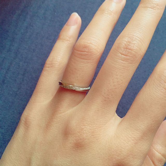 【エクセルコダイヤモンド(EXELCO DIAMOND)の口コミ】 婚約指輪とセットのリングがあったので重ね付けしても違和感なく、とても…