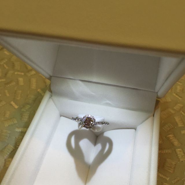 【STAR JEWELRY(スタージュエリー)の口コミ】 できるだけ石が大きく見えるデザインを希望。比較的指が細めのため、あま…