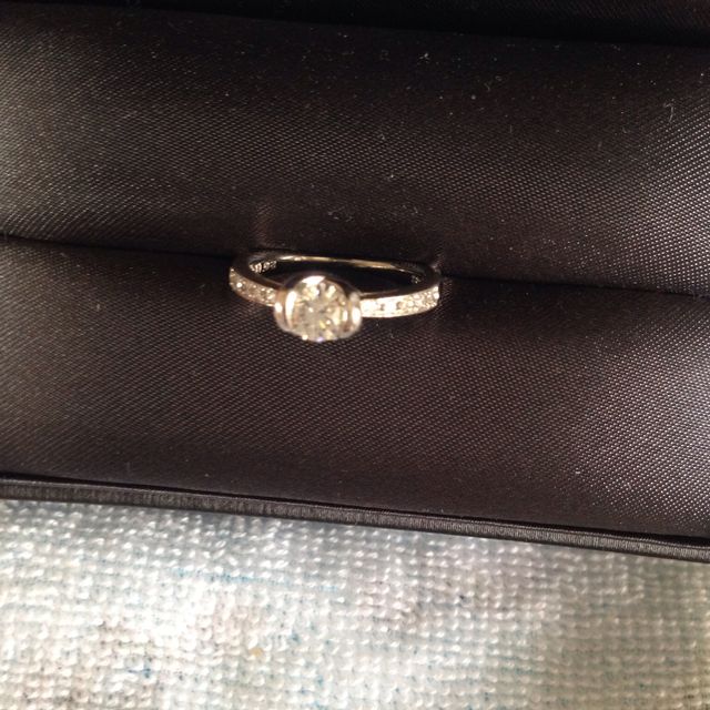 【ラザール ダイヤモンド(LAZARE DIAMOND)の口コミ】 センターの石に向かって少しづつ細くなる細身のリングの形と、どの角度か…