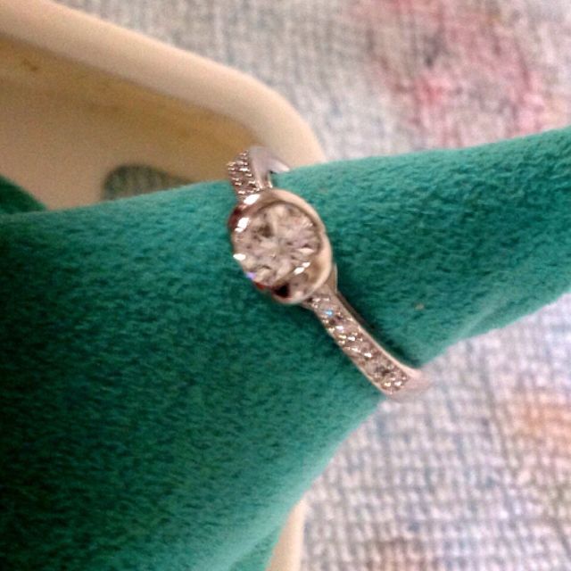 【ラザール ダイヤモンド(LAZARE DIAMOND)の口コミ】 センターの石に向かって少しづつ細くなる細身のリングの形と、どの角度か…