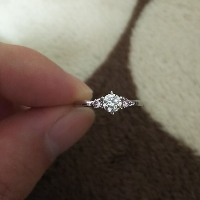 【JEWELRY  KAMATA(ジュエリーかまた)の口コミ】 価格は台座のみ。ダイヤは別購入です。
決め手は、かわいいデザインで、ピ…