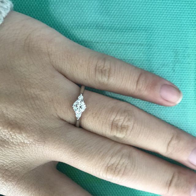 【BRILLIANCE+(ブリリアンスプラス)の口コミ】 メレダイヤがついたものがよかったので、このデザインに決めました。ダイ…