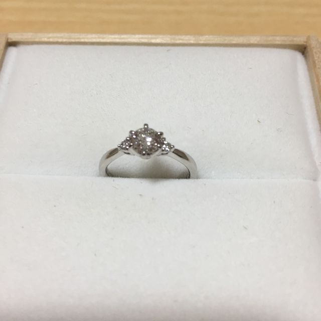 【宝寿堂(ほうじゅどう)の口コミ】 婚約指輪を彼女と共に見に行来ました。
彼女が気にいる者を購入しました。…