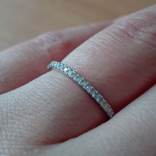 【AHKAH(アーカー)の口コミ】 小さい爪に大きめな手なので華奢に見えつつ、上品に。また婚約指輪がなか…