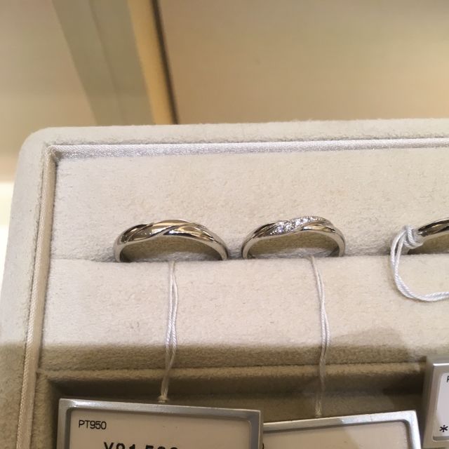 【ギンザタナカブライダル(GINZA TANAKA BRIDAL)の口コミ】 デザインがすごく素敵でした。
ストレートでシンプルながら、斜めにデザイ…