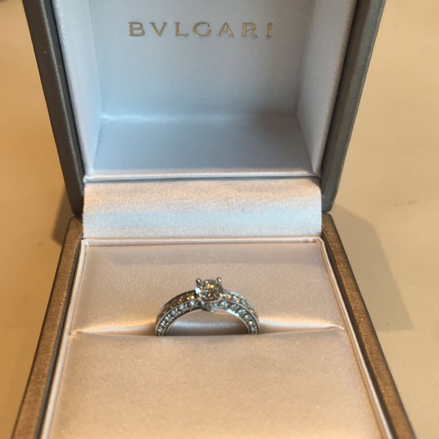 【ブルガリ(BVLGARI)の口コミ】 お店に入った時、どの指輪よりもキラキラ光っていて一目惚れでした。どの…