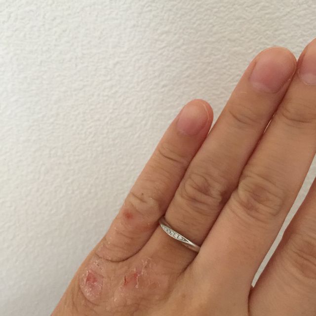 【4℃ BRIDAL(ヨンドシーブライダル)の口コミ】 波のような形で指がきれいに長く見えるため、指が太くてもきれいに見える…