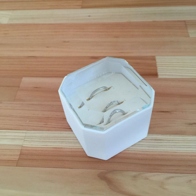 【4℃ BRIDAL(ヨンドシーブライダル)の口コミ】 波のような形で指がきれいに長く見えるため、指が太くてもきれいに見える…