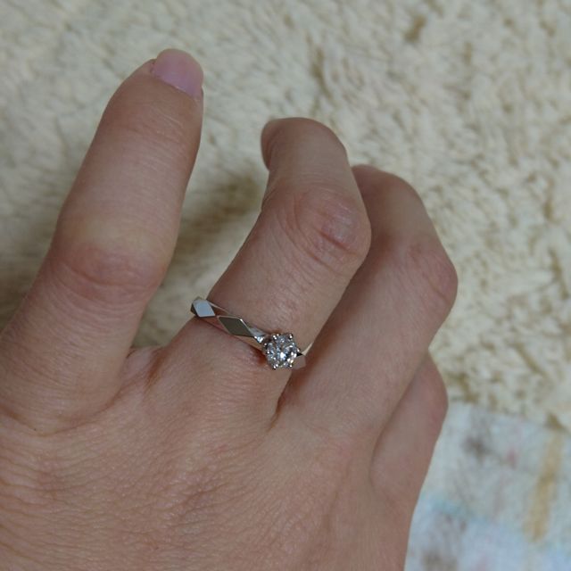 【AFFLUX(アフラックス)の口コミ】 リングのカッティングがものすごく好みで他のデザインも考えたがやっぱり…