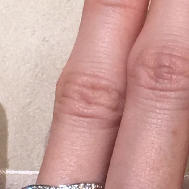 【ギンザタナカブライダル(GINZA TANAKA BRIDAL)の口コミ】 ゆるやかなＶラインのため、指が長く見えて素敵でした。同じ種類でセンタ…