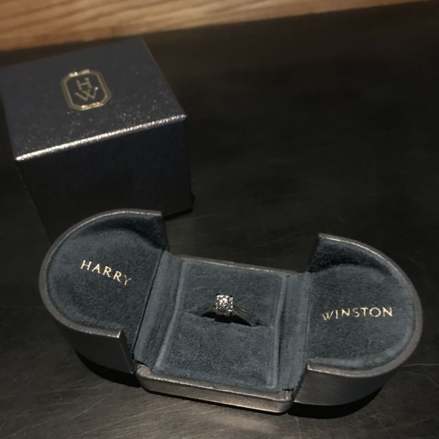 【ハリー・ウィンストン(Harry Winston)の口コミ】 HとWの爪がパーカーにも合うと思い、購入を決めました。普段通学する時に…