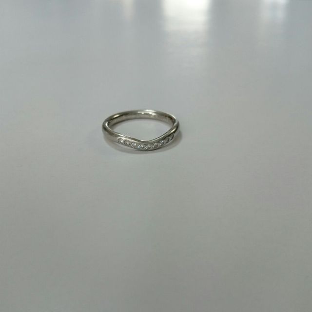 【ティファニー(Tiffany & Co.)の口コミ】 華奢なフォルムと中央のカーブのアクセント、そして控えめで小さなダイヤ…