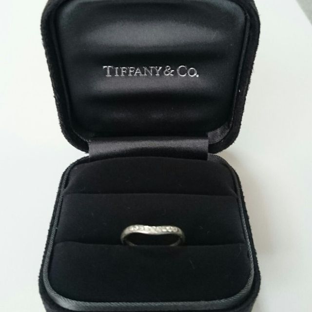 【ティファニー(Tiffany & Co.)の口コミ】 華奢なフォルムと中央のカーブのアクセント、そして控えめで小さなダイヤ…