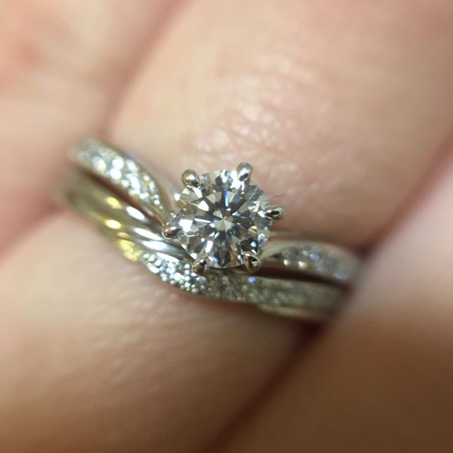 【銀座ダイヤモンドシライシの口コミ】 結婚指輪と同じシリーズで、2017年11月に発売された新商品でした。
結婚指…