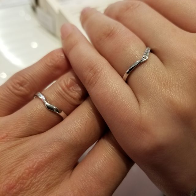 【JEWELRY  KAMATA(ジュエリーかまた)の口コミ】 少しカーブする事で、指を細く見せることができます。 指輪の形がハートの…