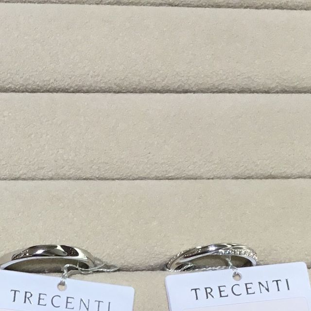 【TRECENTI(トレセンテ)の口コミ】 ストレートラインで、センター部分はプラチナですが、両側に斜めにメレダ…