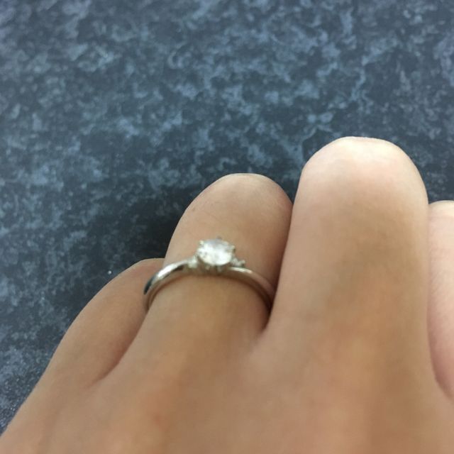 【PAVEO CHOCOLAT(パヴェオショコラ)の口コミ】 指が短いので、長く見えるデザインのものを探していました。真ん中に１つ…