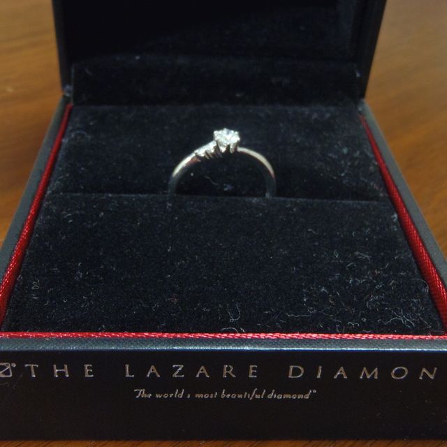 【ラザール ダイヤモンド(LAZARE DIAMOND)の口コミ】 シンプルですっきりとしたデザインが気に入りました。
ぽってりとした指を…