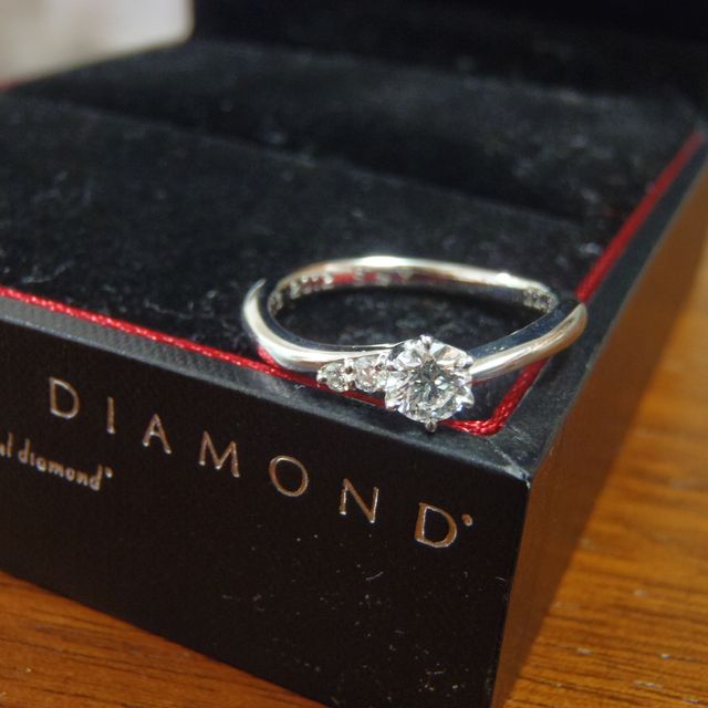 【ラザール ダイヤモンド(LAZARE DIAMOND)の口コミ】 シンプルですっきりとしたデザインが気に入りました。
ぽってりとした指を…