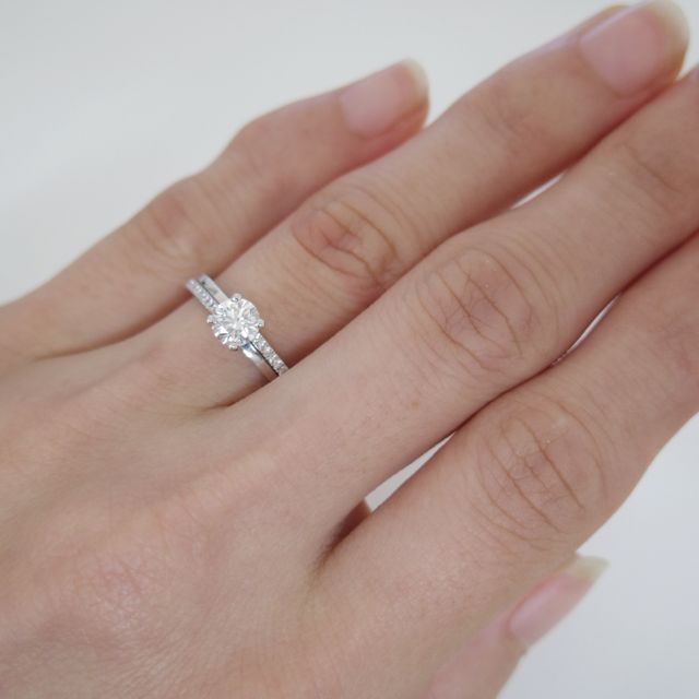 【デビアス(DE BEERS)の口コミ】 指輪を二本重ね付けしたような、華やかなデザインが気に入って購入しまし…