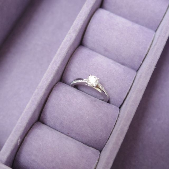 【デビアス(DE BEERS)の口コミ】 指輪を二本重ね付けしたような、華やかなデザインが気に入って購入しまし…