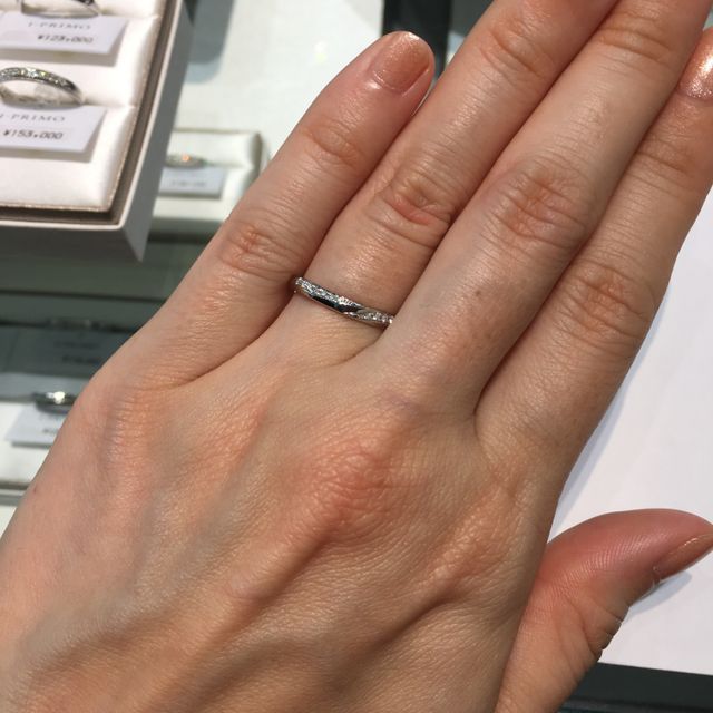 【アイプリモ(I-PRIMO)の口コミ】 斜めに2本、流れるようにメレダイヤが入っていて、自分から見ても他から見…