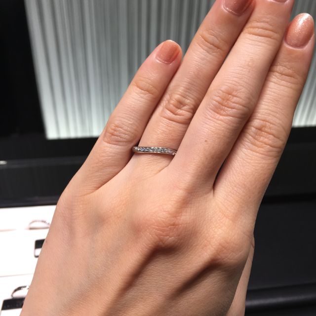 【ラザール ダイヤモンド(LAZARE DIAMOND)の口コミ】 緩やかなウェーブがかかっており、そのウェーブに沿ってメレダイヤが入っ…